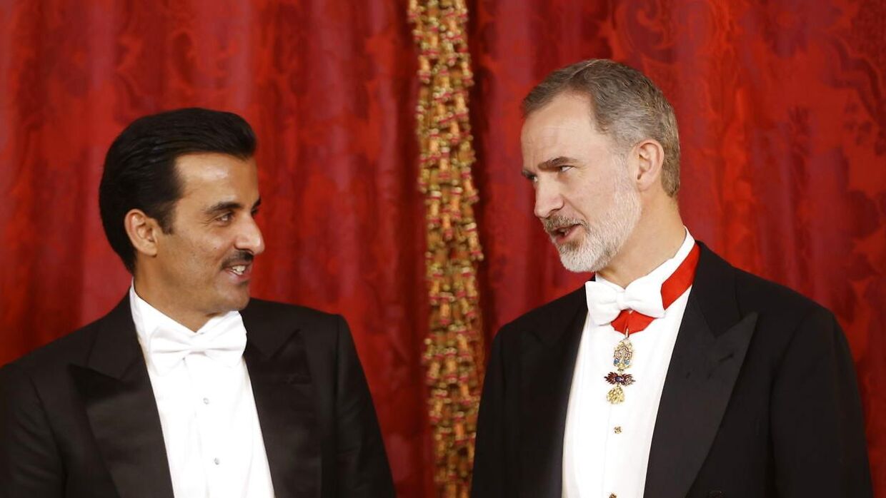 Den spanske kong Felipe sammen med Qatars emir, Sheikh Tamim bin Hamad Al Thani.