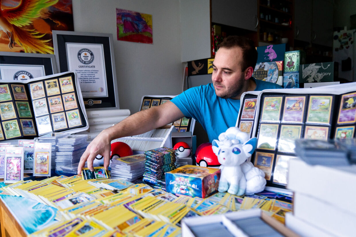 Jens Ishøy Prehn med nogle af pokemonkortene i Nivå. Han er med sin bror optaget i Guinness Rekordbog for deres pokemonsamling. De har næsten 35.000 forskellige pokemonkort. Ida Marie Odgaard/Ritzau Scanpix