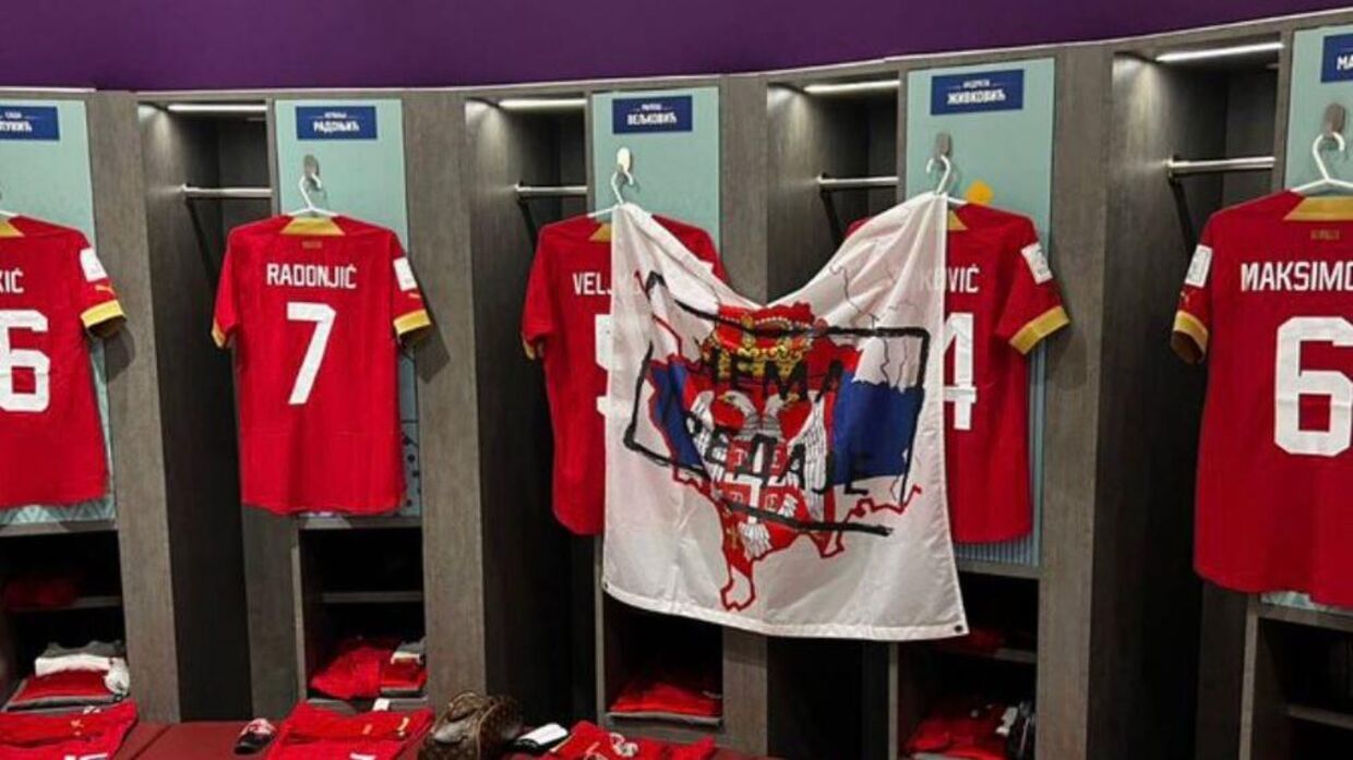 Flaget i Serbiens omklædningsrum har fået stor kritik.