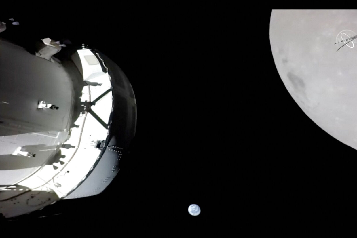 Månen, Jorden og Orion ses her på et billede fra fartøjet taget 21. november. Nasa Tv/Reuters