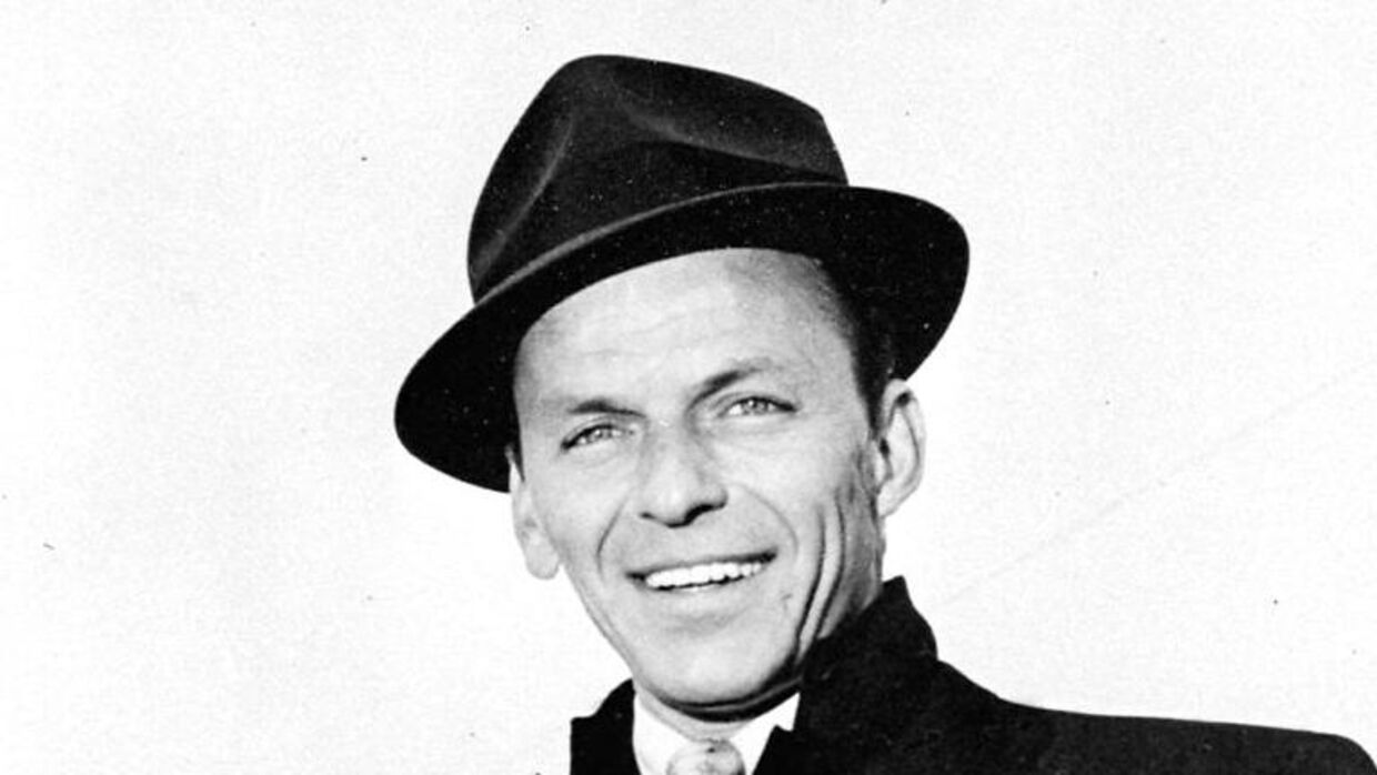 Frank Sinatra fotograferet i Orly-lufthavnen i Paris i 1968.