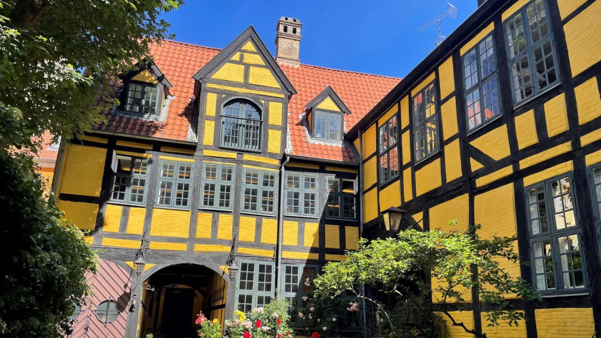 Den historiske og fredede ejendom Admiral Gjeddes Gaard på Store Kannikestræde 10A i København K er sat til salg – for 28,5 millioner kroner.