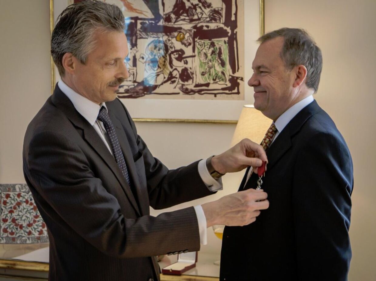 Den belgiske ambassadør Pol De Witte overrakte Carsten Berthelsen den belgiske konges ridderkors på ambassaden tilbage i 2015. To år efter fik øleksperten selv anledning til at hilse på kong Philippe.