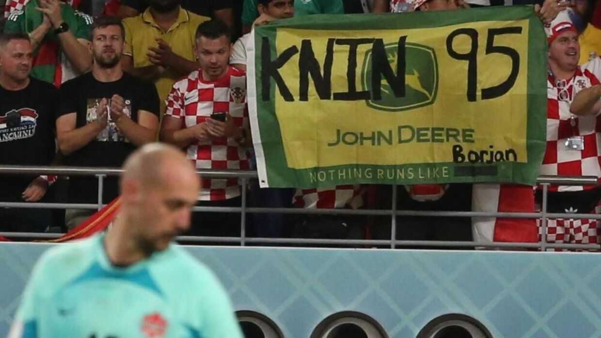 Til kampen havde de kroatiske fans taget et flag med med teksten 'Knin 95'. Flaget refererer til sejren i krigen, hvor Borjan og mange andre sebere måtte flygte på traktorer.