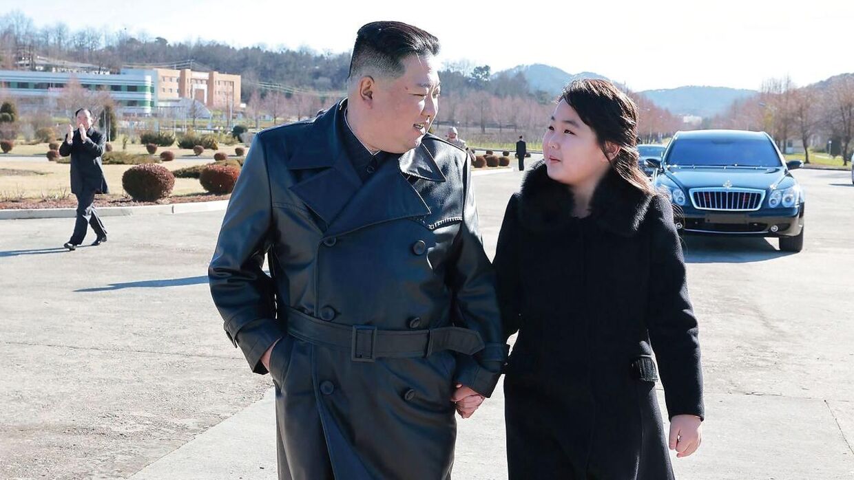 Dette billede blev frigivet af det nordkorenske statsmedie den 27. november. Det viser landets leder, Kim Jong-un, og hans datter.