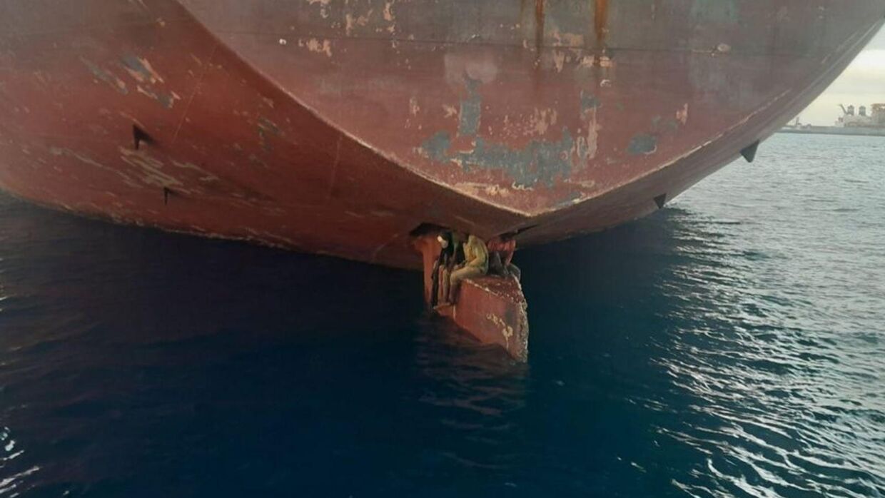 Den spanske kystvagt har reddet tre migranter, der sad på roret af en tanker.