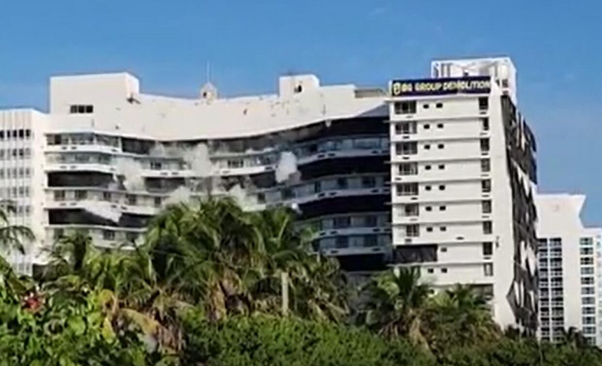 Hotel Deauville på Miami Beach er i dette øjeblik ved at falde sammen.