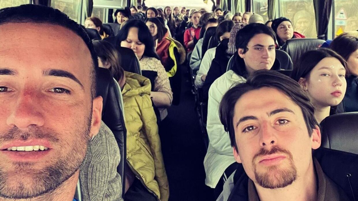 Mario Ferri i en bus på vej fra Ukraine til Polen. Foto: Mario Ferris Instagram.