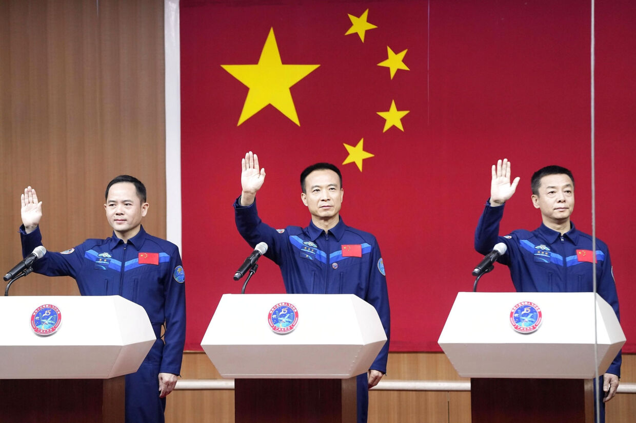 Kinesiske astronauter holdt pressekonference, inden de tirsdag blev sendt ud til deres lands nyligt byggede rumstation på en seks måneder lang mission. Unknown/Ritzau Scanpix