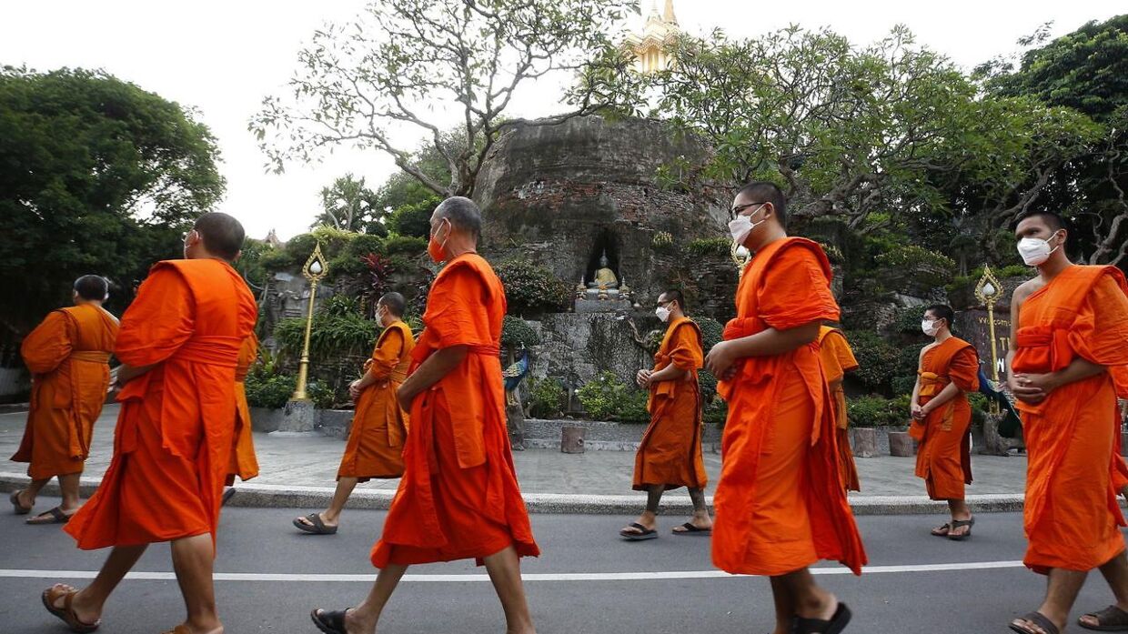 Fire buddhistiske munke har haft hånden lidt for langt nede i den store krukke med metamfetamin. Munkene på dette billede har, så vidt vides, ikke noget med den pågældende sag at gøre.