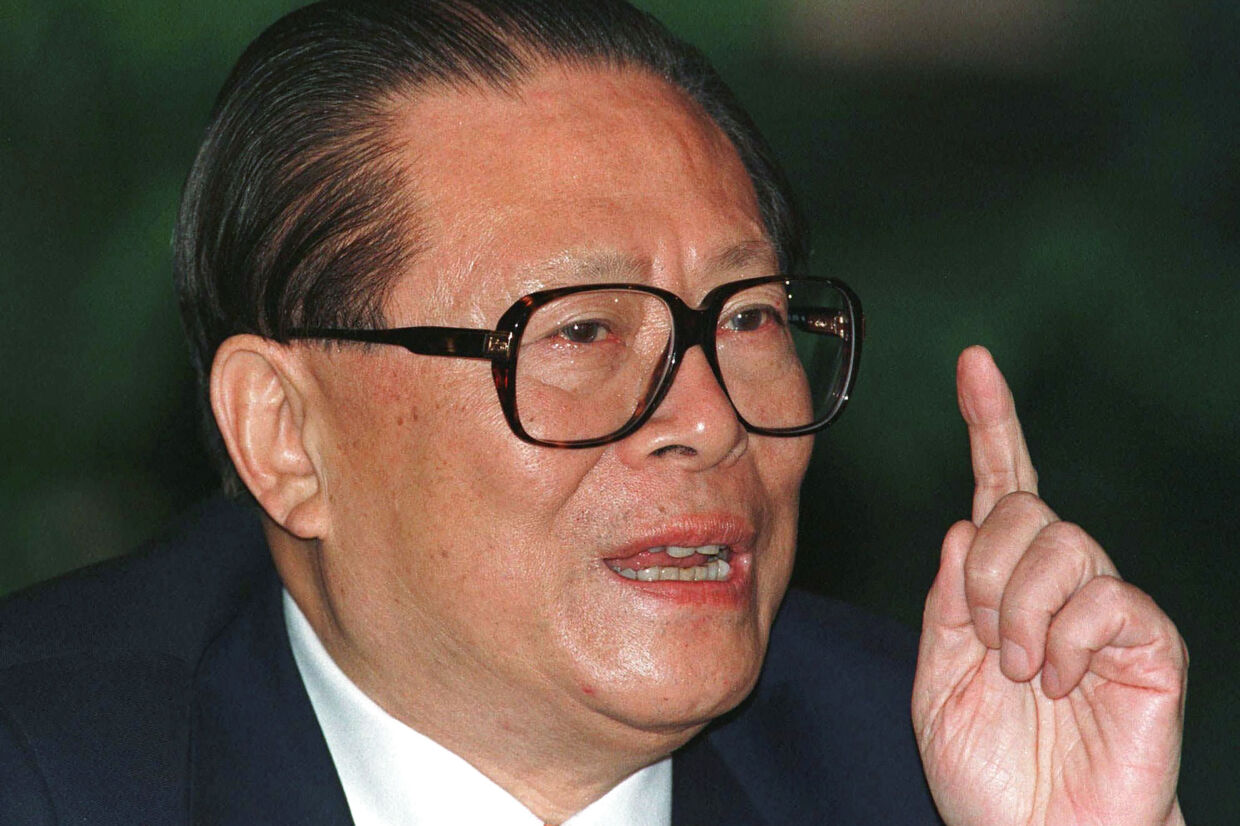 Kinas tidligere præsident, Jiang Zemin, i oktober 1997, midt i sin storhedstid. Han døde onsdag, 96 år gammel, af leukæmi og organsvigt. Han førte an i den økonomiske modernisering, der har gjort Kina til en af verdens to førende magter. Greg Baker/Ritzau Scanpix