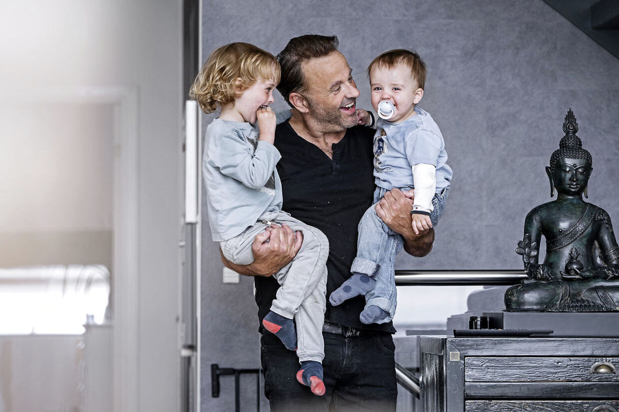 Dennis Knudsen fotograferet i sommer, hvor han og sønnerne Lucas og Noah med spænding ventede på tvillingepigerne.