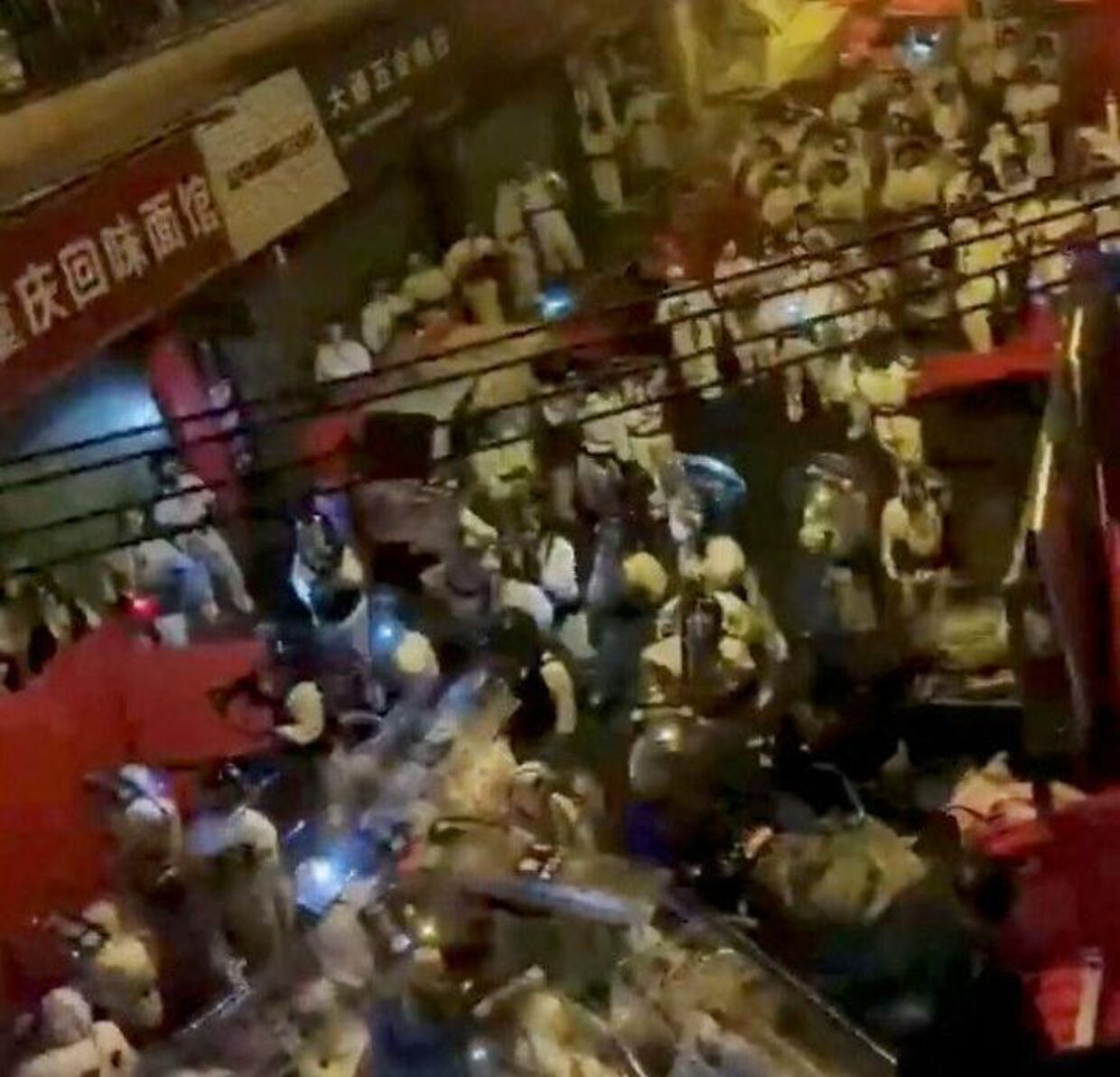 De seneste dage er der opstået store protester i Kina. Borgerne protesterer både mod styret og præsidentens coronastrategi. Her forsøger politiet at stoppe en protest sen aften 30. november i regionen Guangdong.