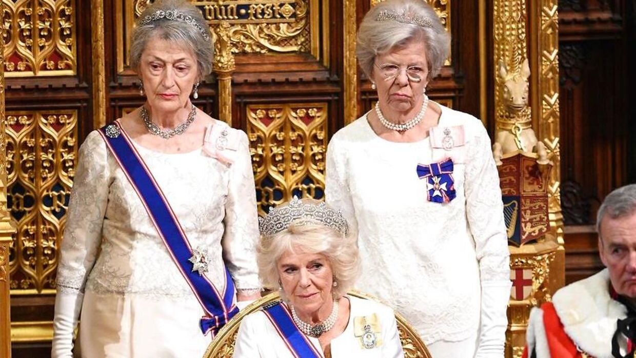 Lady Susan Hussey (tv.), gudmor til prins Williams og nu tidligere hofdame for dronning Camilla (i midten), har forladt sin post efter angiveligt at være kommet racisme lignende kommentarer under en reception tirsdag.