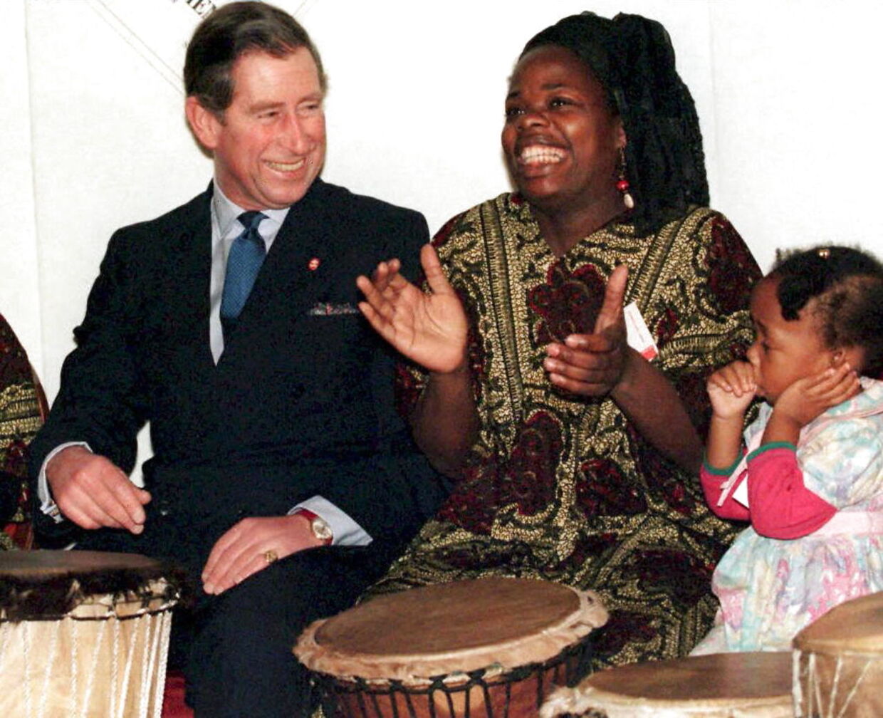 Kong Charles - tilbage i 1997, da han stadig var prins - sammen med netop Ngozi Fulani, hvor de spillede bongotrommer med aktivistens datter.