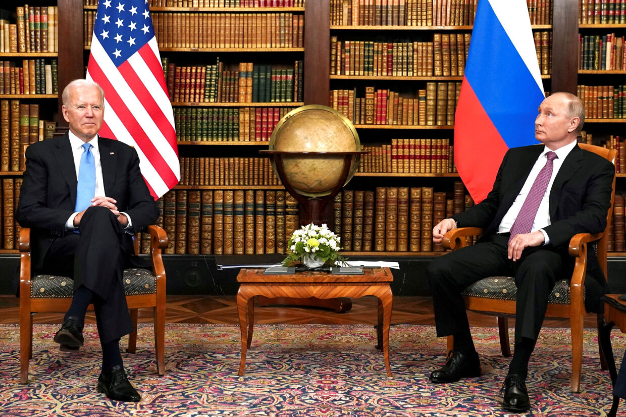 Sidst præsident Joe Biden mødtes med præsident Vladimir Putin var i Genève i Schweiz i juni sidste år. De to mænds kropssprog viste dengang ikke nogen stor gensidig sympati. Nu siger Biden, at han er klar til et møde om Ukraine, hvis Putin viser, at han mener det alvorligt. Kevin Lamarque/Reuters