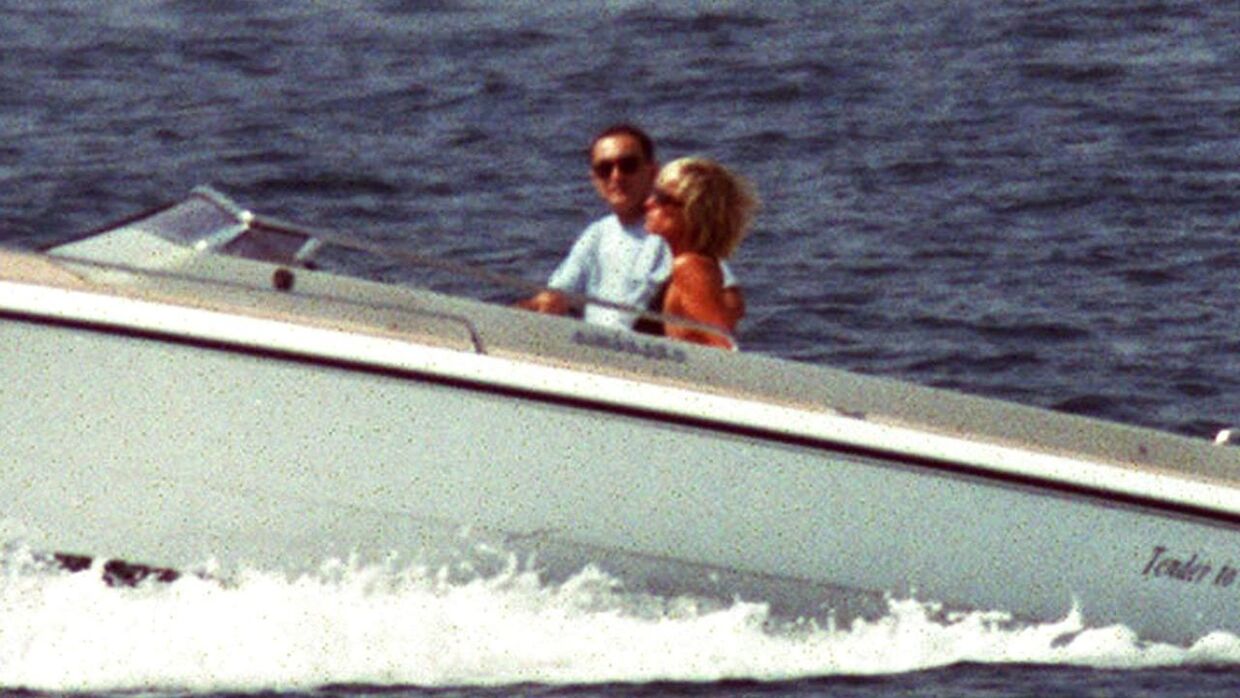 Mohamed Al-Fayed havde inviteret prinsesse Diana med på ferie på sin yacht i Sydfrankrig. Her ses hun med Dodi Fayed den 22. august 1997 ved Saint Tropez.
