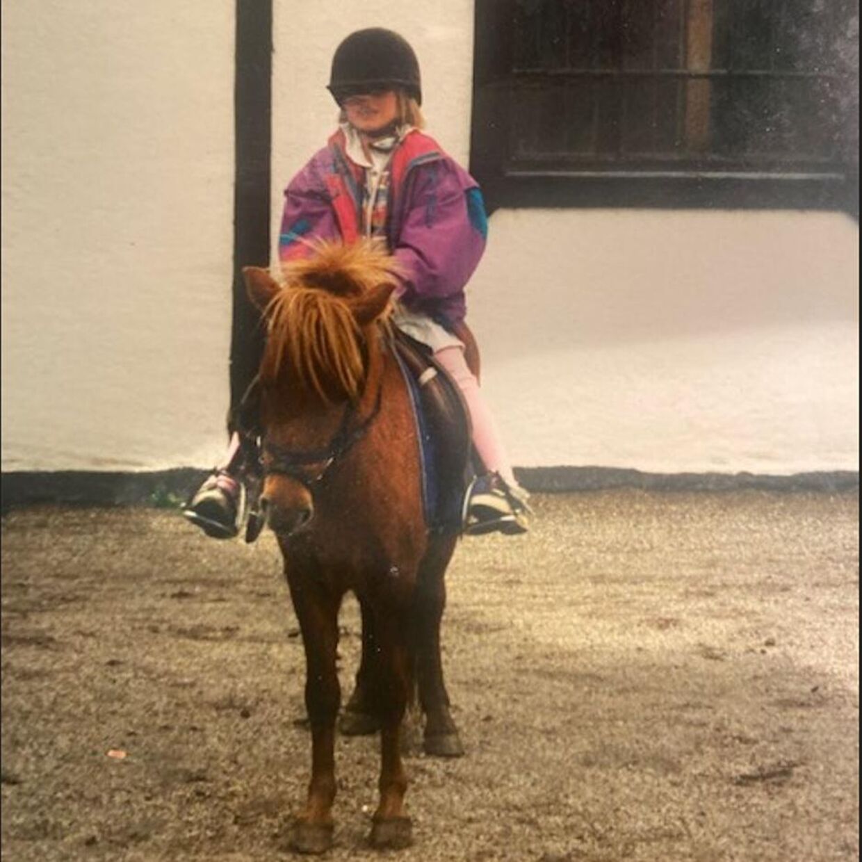 Sophie Jahn fik et helt særligt forhold til hestene, der lyttede, når hun havde brug for at komme ud med sine følelser. Når hun talte til dem, blev hun ikke bebrejdet eller sagt imod. Foto: Privat.