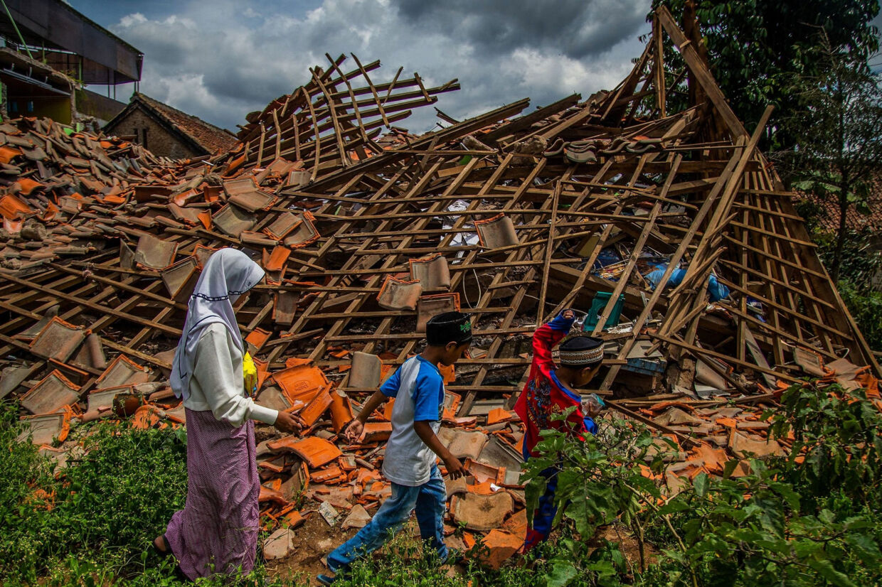 Sidste måneds jordskælv på den indonesiske hovedø, Java, dræbte mindst 330 personer. Aditya Aji/Ritzau Scanpix