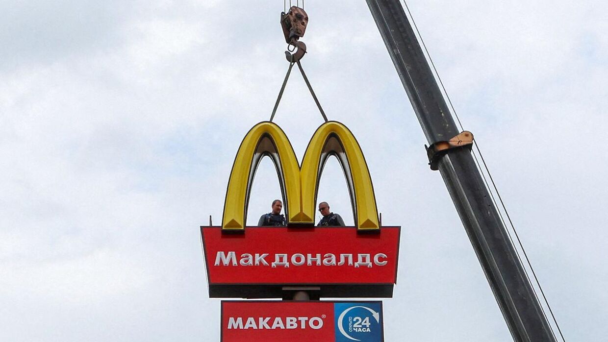 Her bliver det ikoniske Mcdonald's skilt fjernet fra en af restauranterne i Rusland efter fastfoodkæden forlod landet. &nbsp;