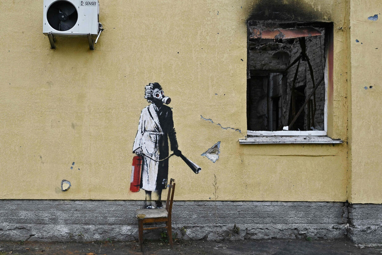 Graffitikunstneren Banksy står bag dette værk, der var malet på en ødelagt bygning i den ukrainske by Hostomel i nærheden af hovedstaden Kyiv. Fotoet er taget 16. november, inden tyve stjal kunstværket fredag. Genya Savilov/Ritzau Scanpix