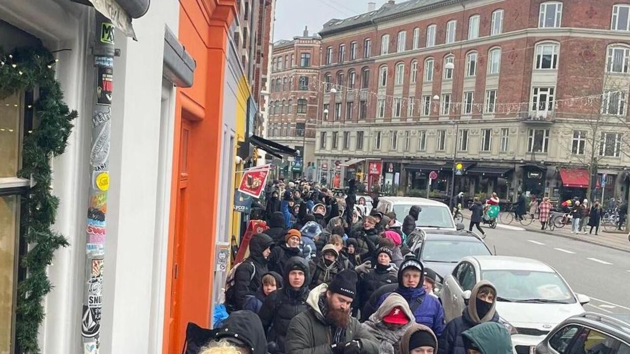 Lidt over 100 mennesker tog kampen op med kulden og stod i kø for at få fat i en helt særlig udgave af en sko fra Nike. Foto: Sidewalk Skateshop
