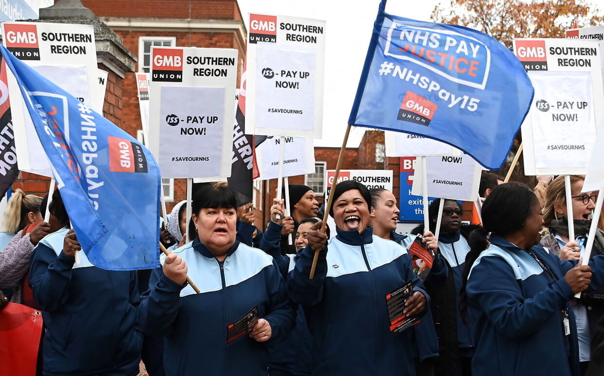 Sygeplejerskerne i NHS truer med at strejke ved juletid. 