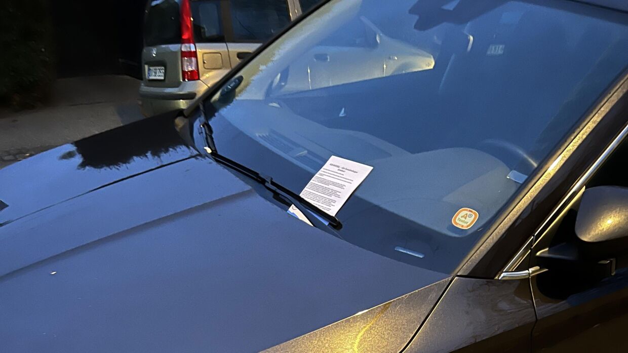 De ekstreme aktivister lagde sedler som denne i forruden på bilerne. Privatfoto.