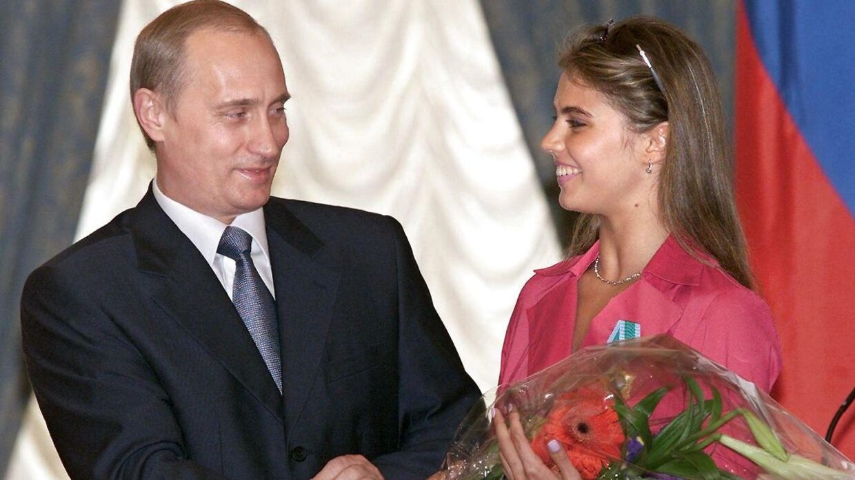 Præsident Vladimir Putin og Alina Kabajeva ses sammen her i 2001 ved et arrangement.