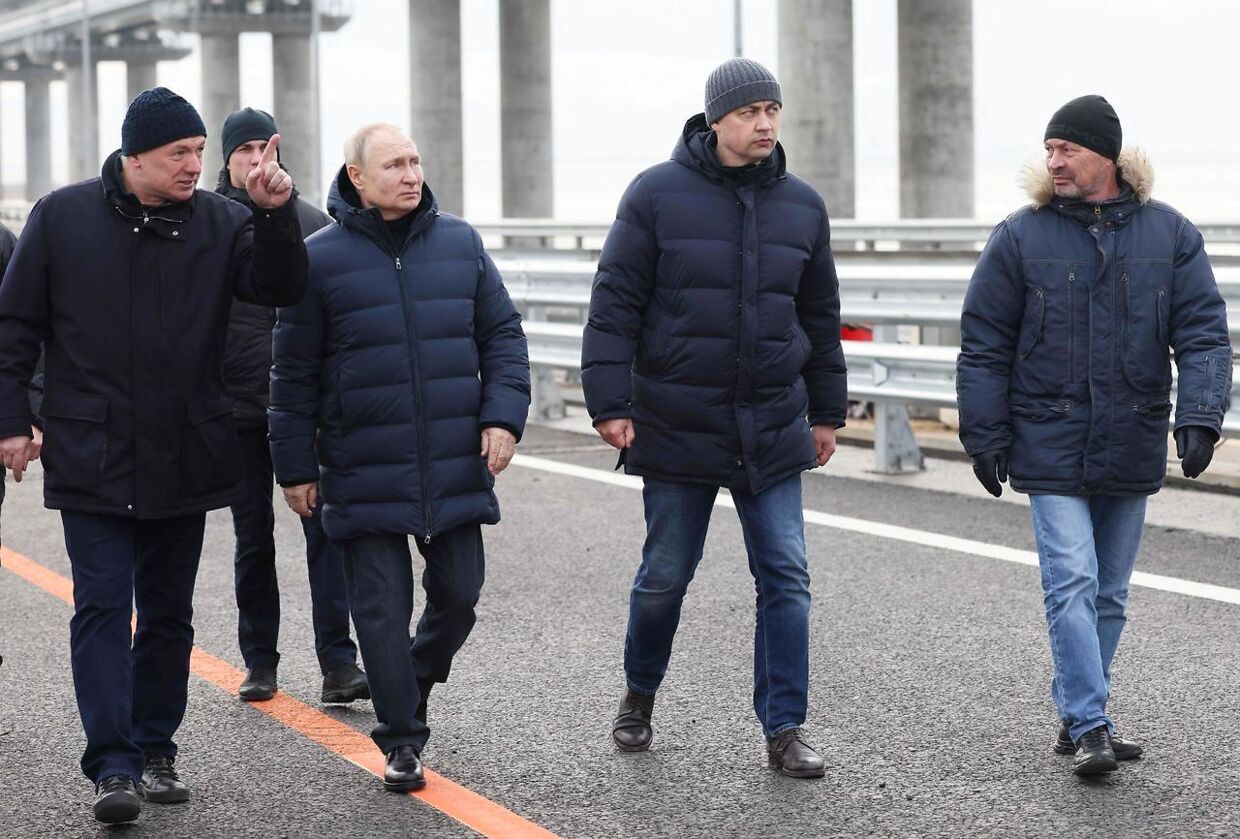 Vladimir Putin inspicerede også Krimbroen til fods.