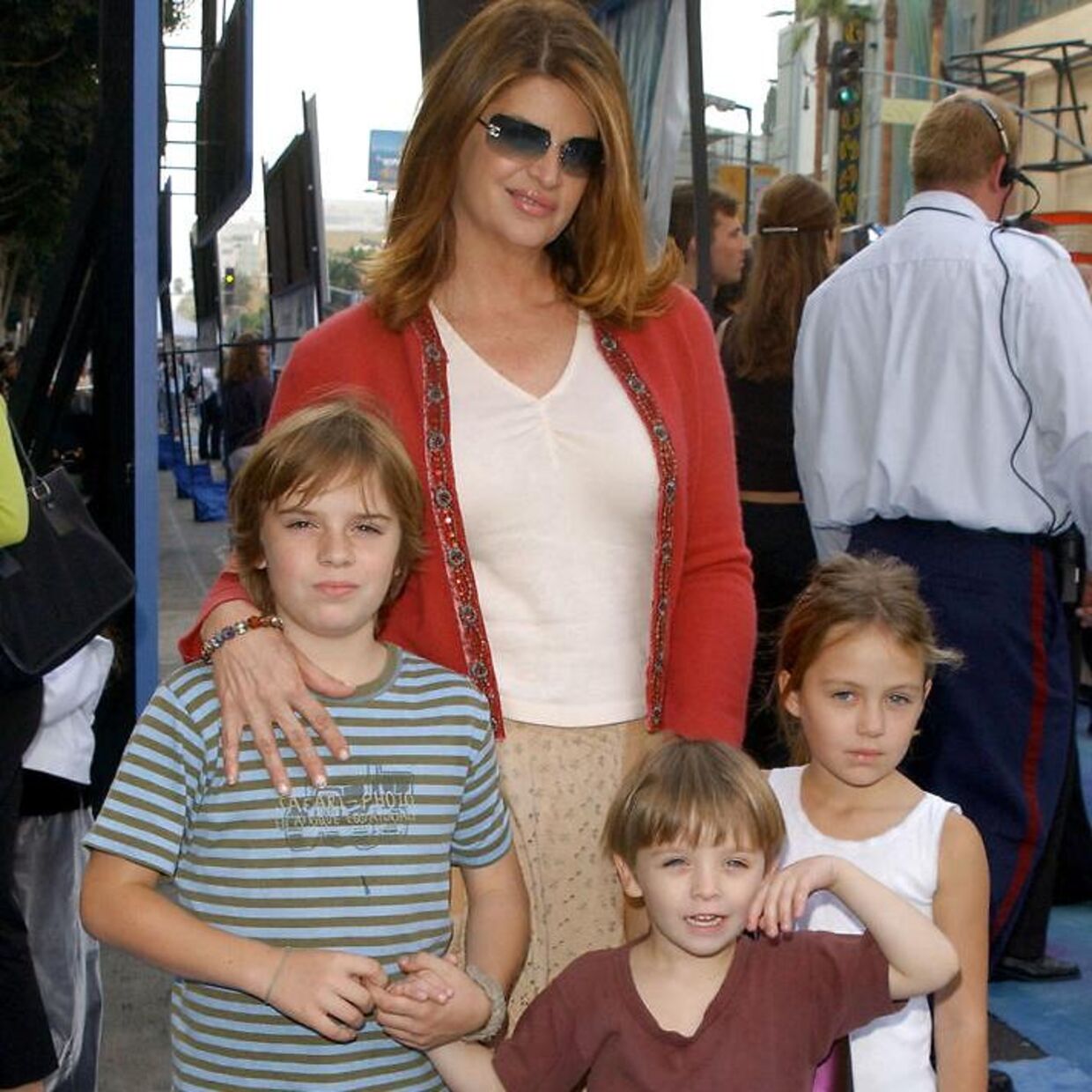 Kirstie Alley med sine børn True og Lillie, samt deres ven Timothy, til premieren på 'Monsters Inc' i 2001.