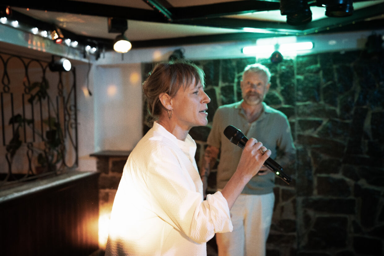 Iben Hjejle og Casper Christensen slutter deres dag sammen med en omgang karaoke.