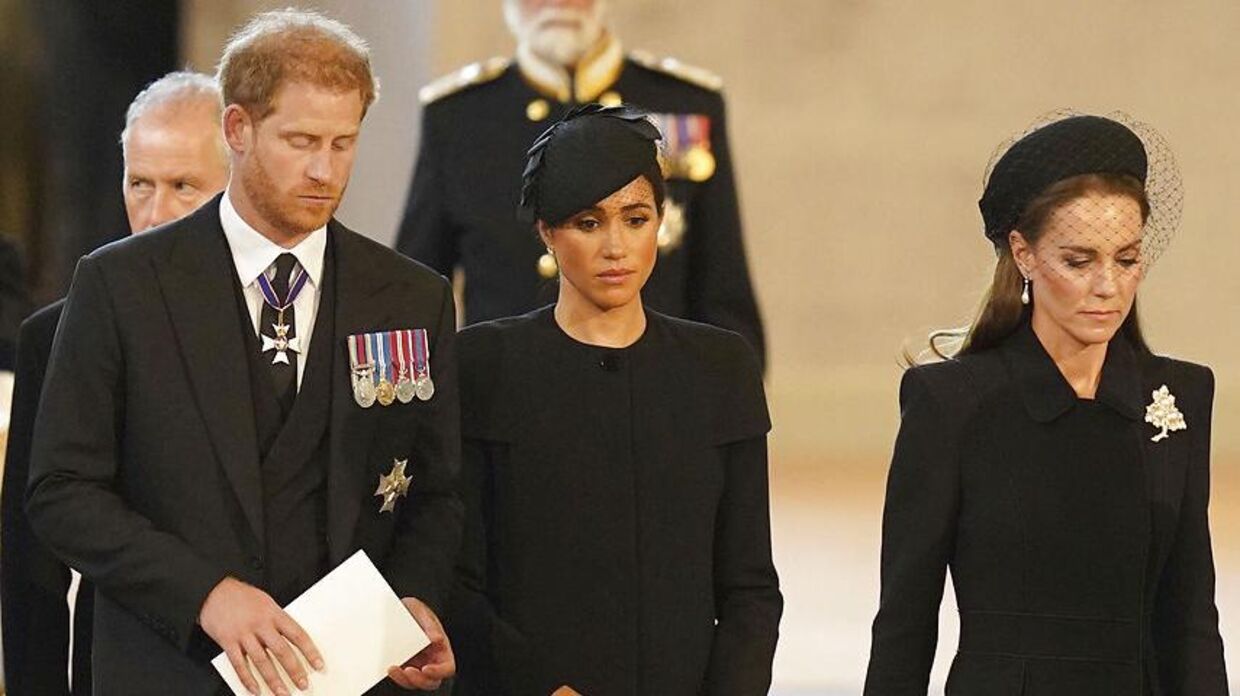 Prins William, prinsesse Kate, prins Harry og hertuginde Meghan var samlet ved dronning Elizabeths begravelse. Men nu er der atter kold luft mellem parterne.