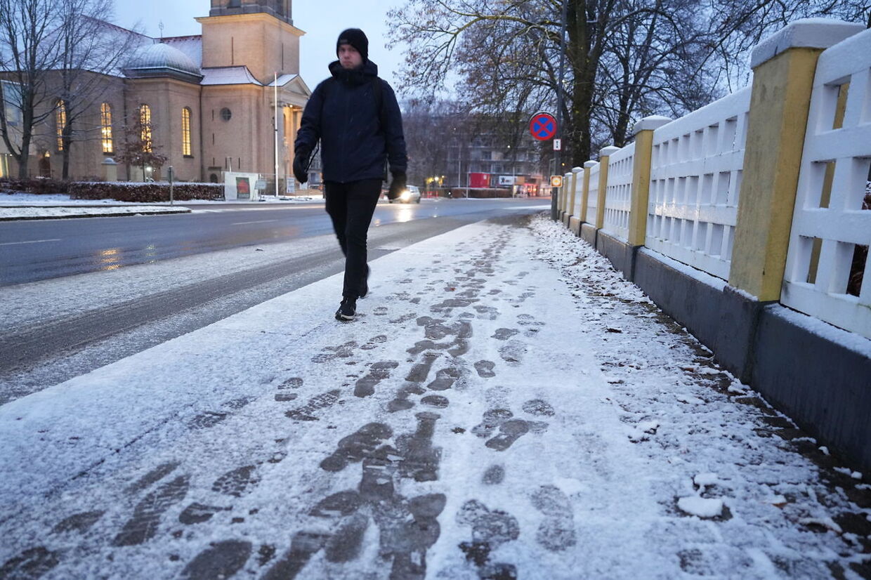 Både veje og fortorv var glatte i Aalborg onsdag morgen. 