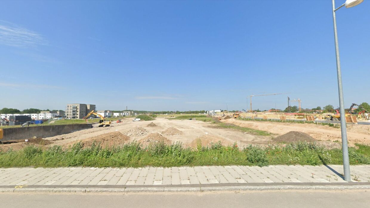 Et kig gennem Google Maps' Street View-funktion afslører, hvor ny skolen er. Her er nemlig blot en byggeplads. Skolen åbnede i november i 2021, mens billedet her er taget i juni 2019.