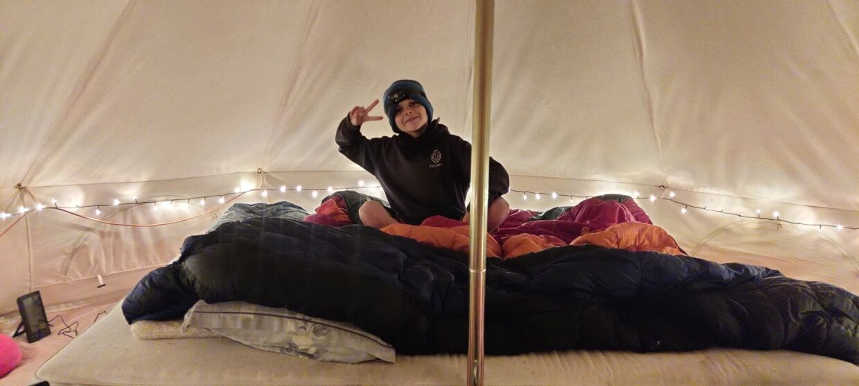 Magnus Schabert i sit elskede telt, hvor han sover på en boksmadras og med lyskæder.