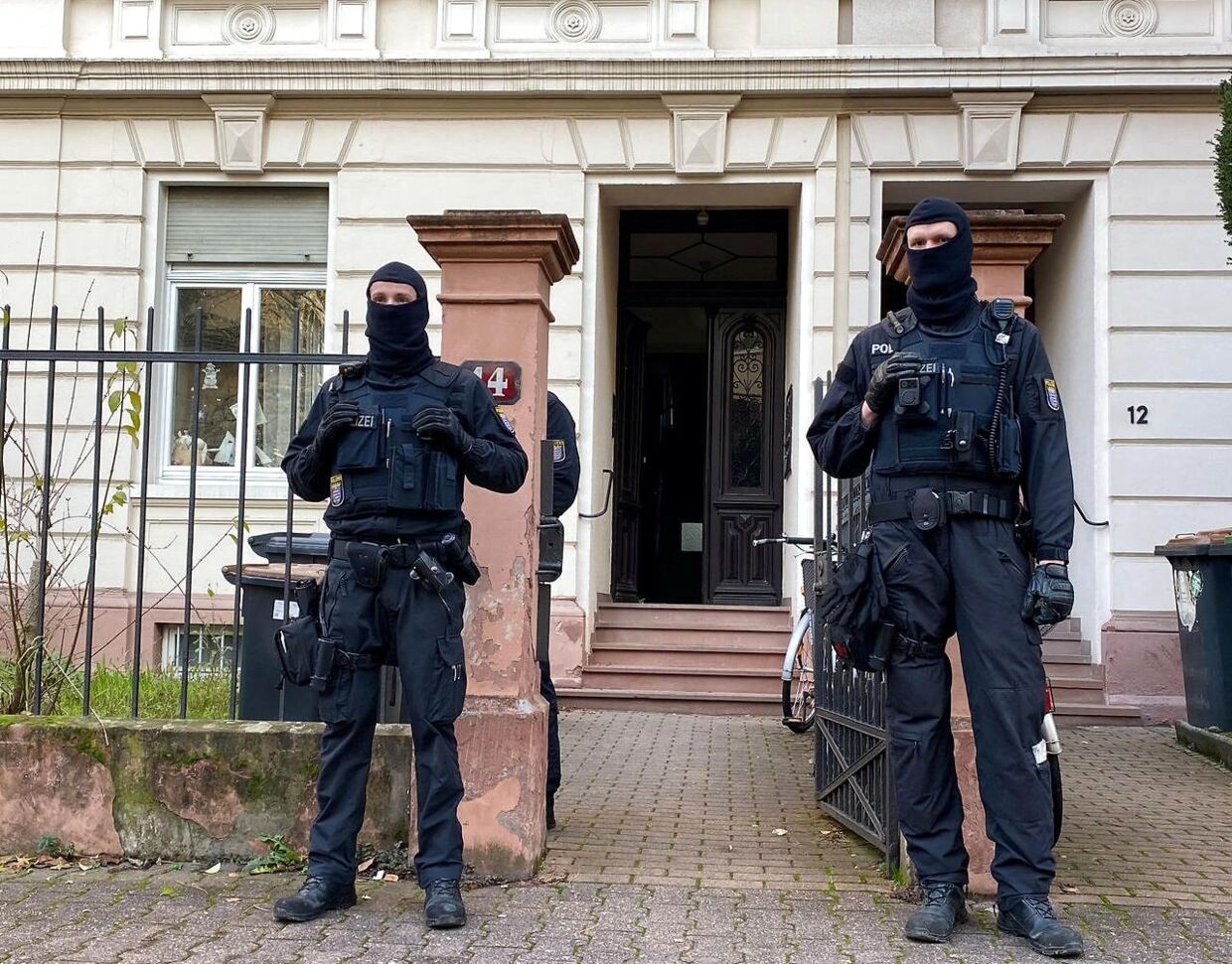Betjente bevogtede onsdag prins Heinrichs hjem i den fine del af Frankfurt. Det var ligeledes her, han blev anholdt.