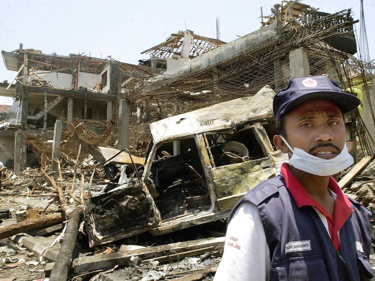 På dette foto fra 14. oktober 2002 viser en indonesisk Røde Kors-frivillig på stedet for Bali-bomberne.