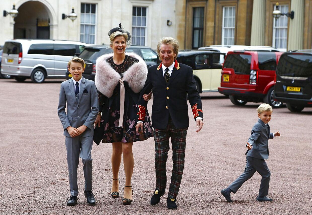 ARKIV. Rod Stewart på Buckingham Palace i 2016 med sin kone Penny Lancaster og deres to børn Alastair og Aiden, der i dag er 17 år og 11 år.