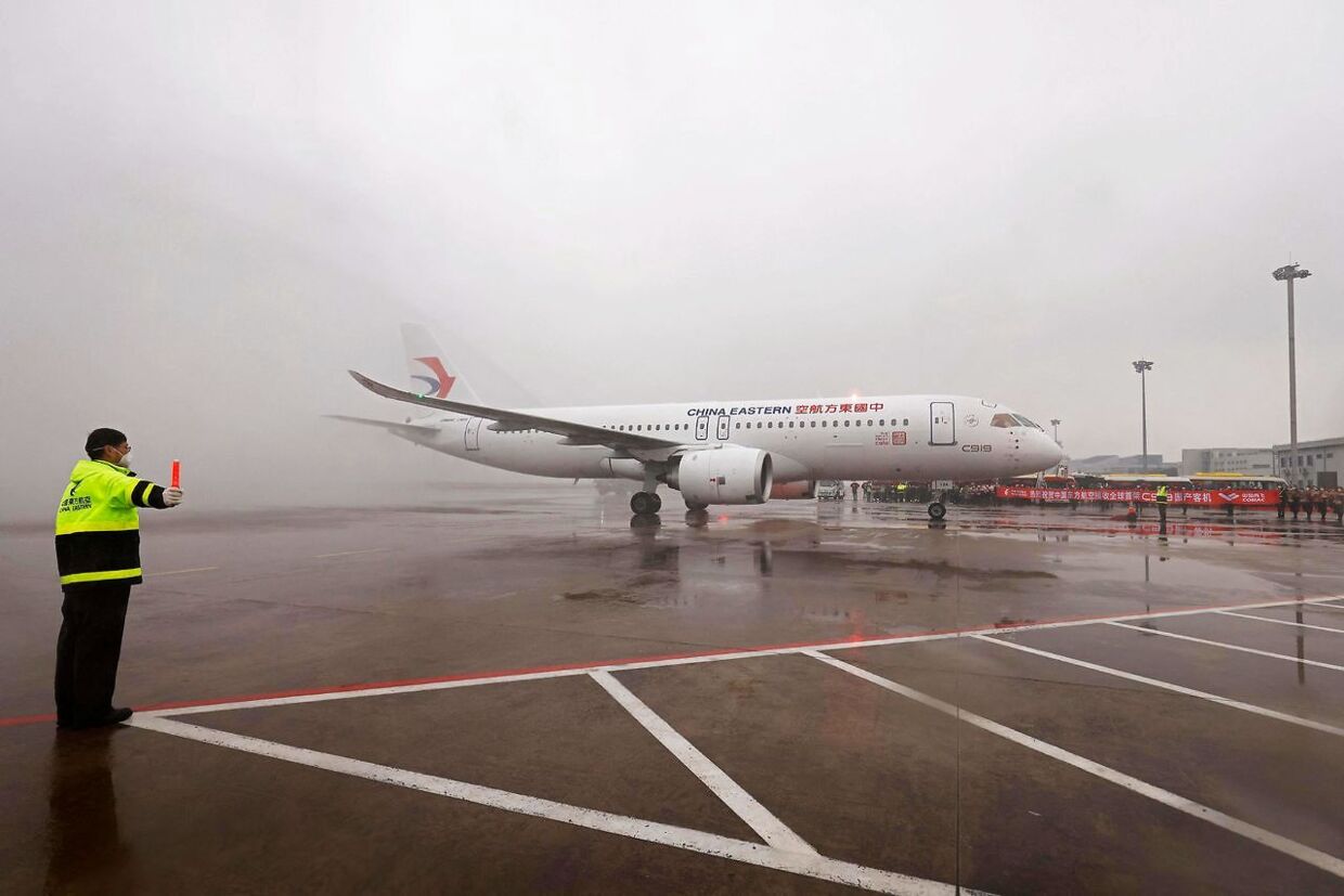 Kinas første egenproducerede passagerfly, C919, bliver budt velkommen af en vandtsalut, da den lander i Hongqiao International Airport i Shanghai.