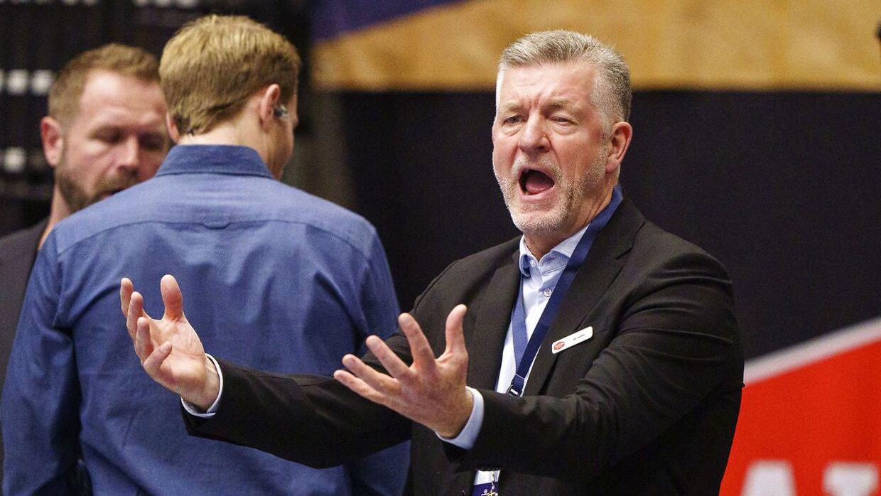 Aalborg-direktør Jan Larsen køber ikke kritikken af Mikkel Hansen. 