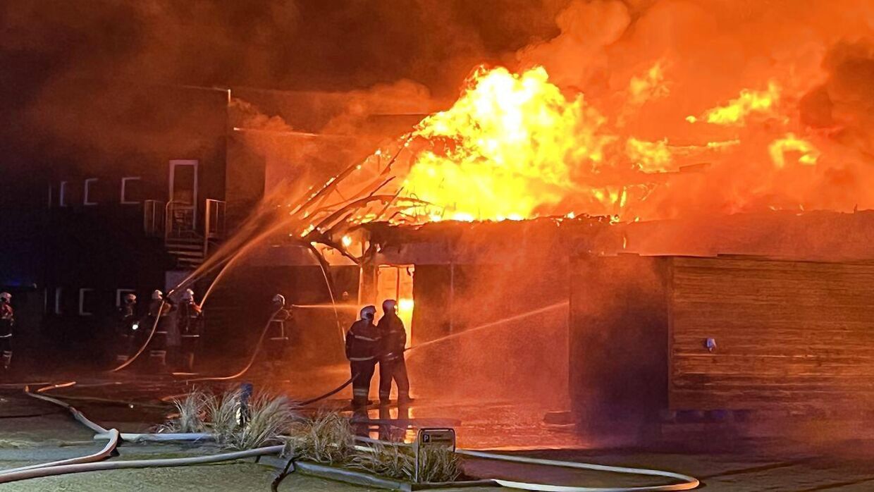 Der arbejdes på at slukke en stor brand i en stor bygning i et sommerhusområde i Søndervig tidligt torsdag den 3. marts 2022.