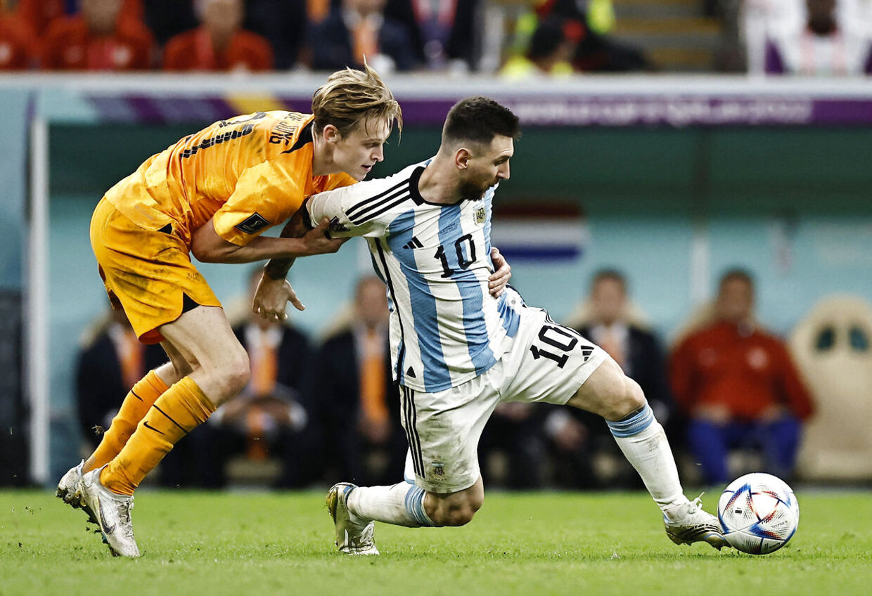 Soccer Football - FIFA World Cup Qatar 2022 - Quarter Final - Netherlands v Argentina - Lusail Stadium, Lusail, Qatar - December 10, 2022 Argentina's Lionel Messi in action with Netherlands' Frenkie de Jong REUTERS/Hamad I Mohammed