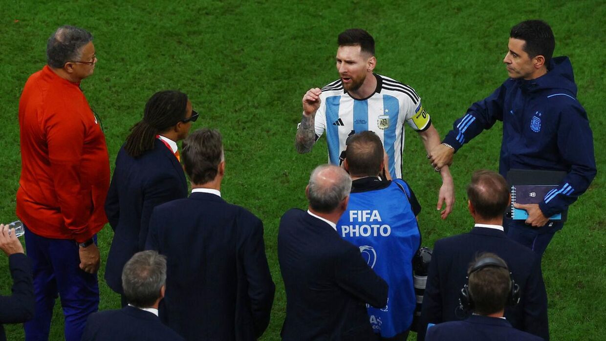 Lionel Messi var efter kampen også voldsomt oprevet - selv om han og Argentina vandt. Den lille troldmand mente, at hollænderne talte for meget - og det fik landstræner Van Gaal at vide!