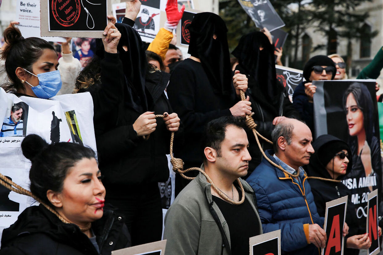 Folk deltager i en protest mod det islamiske regime i Iran efter den første henrettelse af en demonstrant. Foto fra Istanbul, Tyrkiet 10. december 2022.