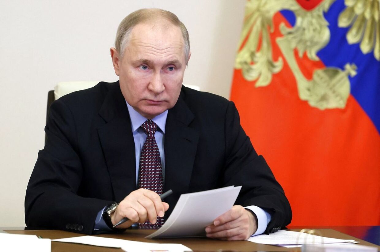 Her ses Vladimir Putin deltage i et møde så sent som 13. december. Men det var via videolink og langt væk fra offentligheden.
