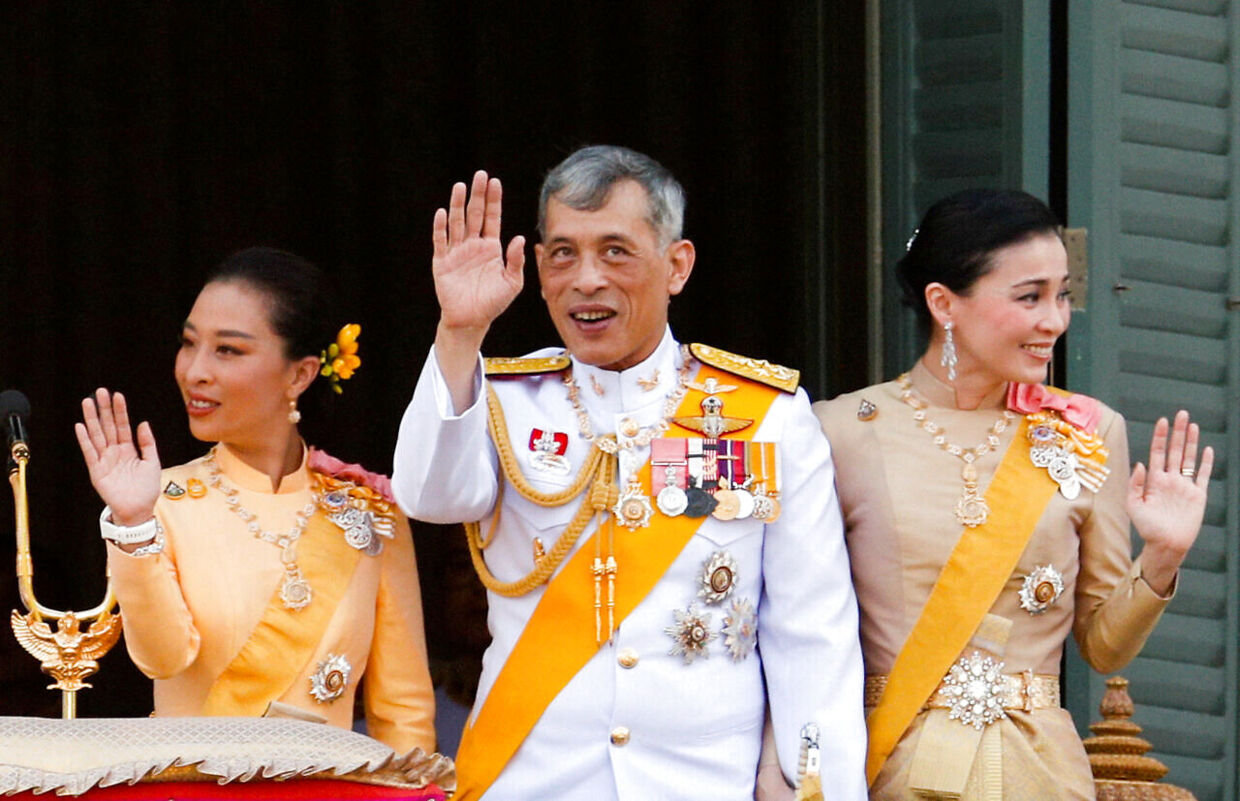 Thailands prisesse Bajrakitiyabha ses her til højre for kongen Maha Vajiralongkorn, og hand kone Suthida på balkonen i det store palads.