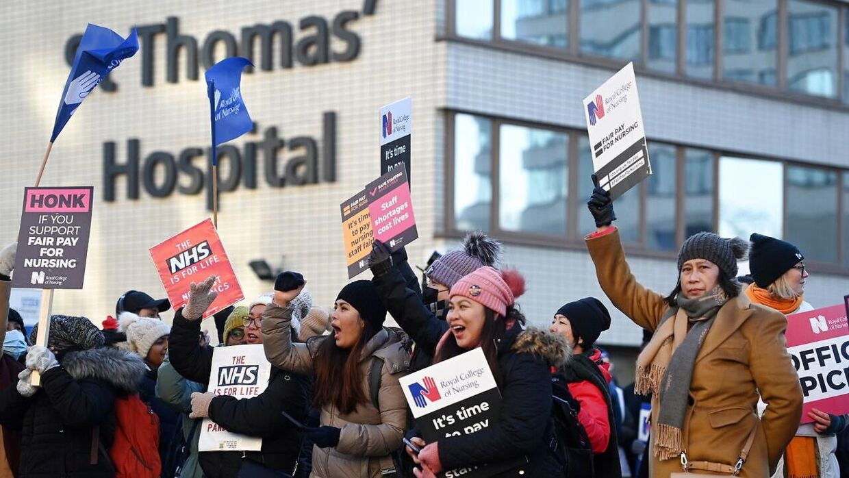Flere af de strejkende sygeplejersker demonstrer torsdag foran Englands største hospitaler. 