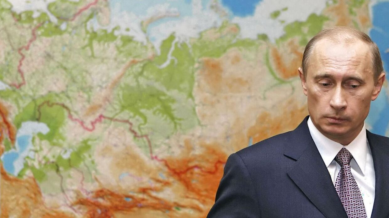 En yngre Vladimir Putin foran et kort over Rusland i 2006. Det vil se anderledes ud i fremtiden, lyder det.