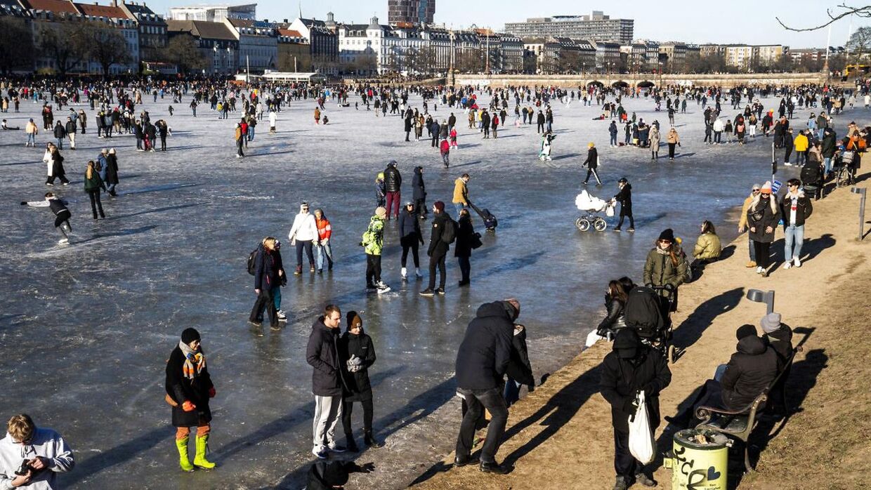 Københavnerne myldrede til, sidst isen på Søerne måtte betrædes.